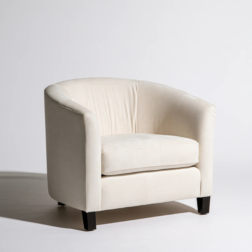 Fauteuil tonneau aux lignes épurées, coloris crème